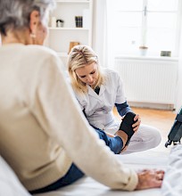 Pflegefachfrau von Zämespanne untersucht Fuss