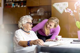Seniorin mit Pflegerin von Spitex Zämespanne