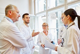 Ärzte und Pflegepersonal sprechen miteinander